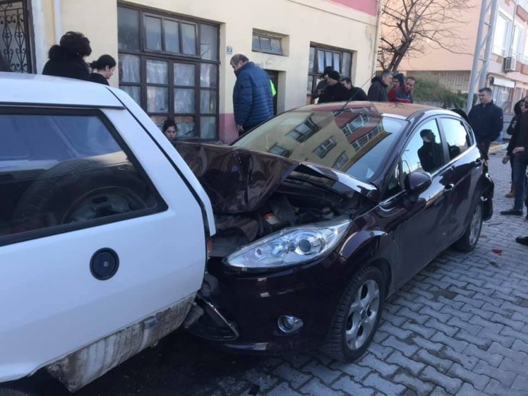 Kamyon, park halindeki araçlarla bisikletli yayaya çarptı