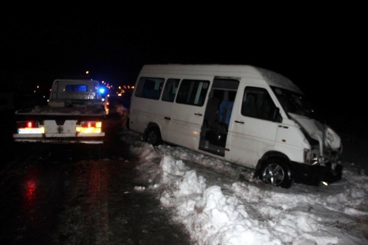 Kayseri’de işçi servisleri çarpıştı: 17 yaralı