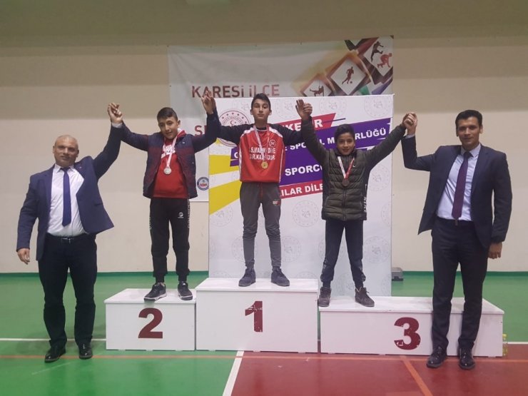 Kepsutlu öğrenciler bilek güreşinde başarılı oldu
