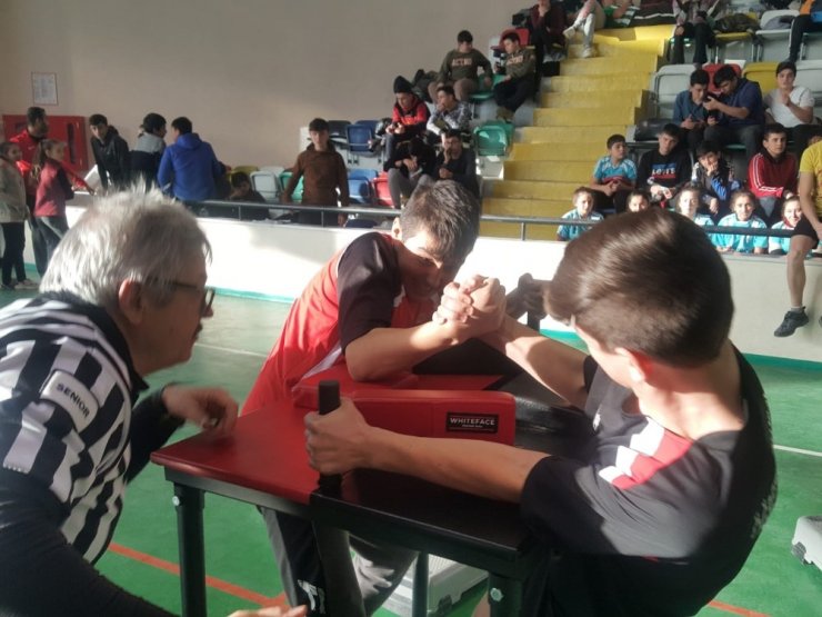 Kepsutlu öğrenciler bilek güreşinde başarılı oldu