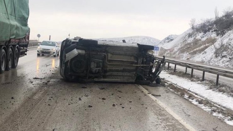 Ticari araç bariyerlere çarpıp yan yattı: 3 yaralı