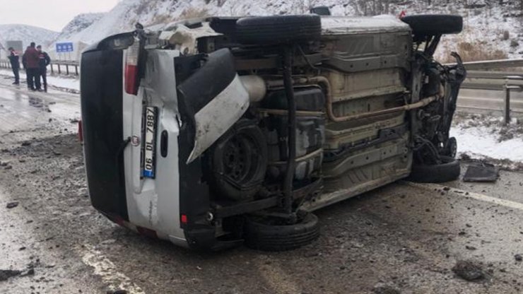 Ticari araç bariyerlere çarpıp yan yattı: 3 yaralı