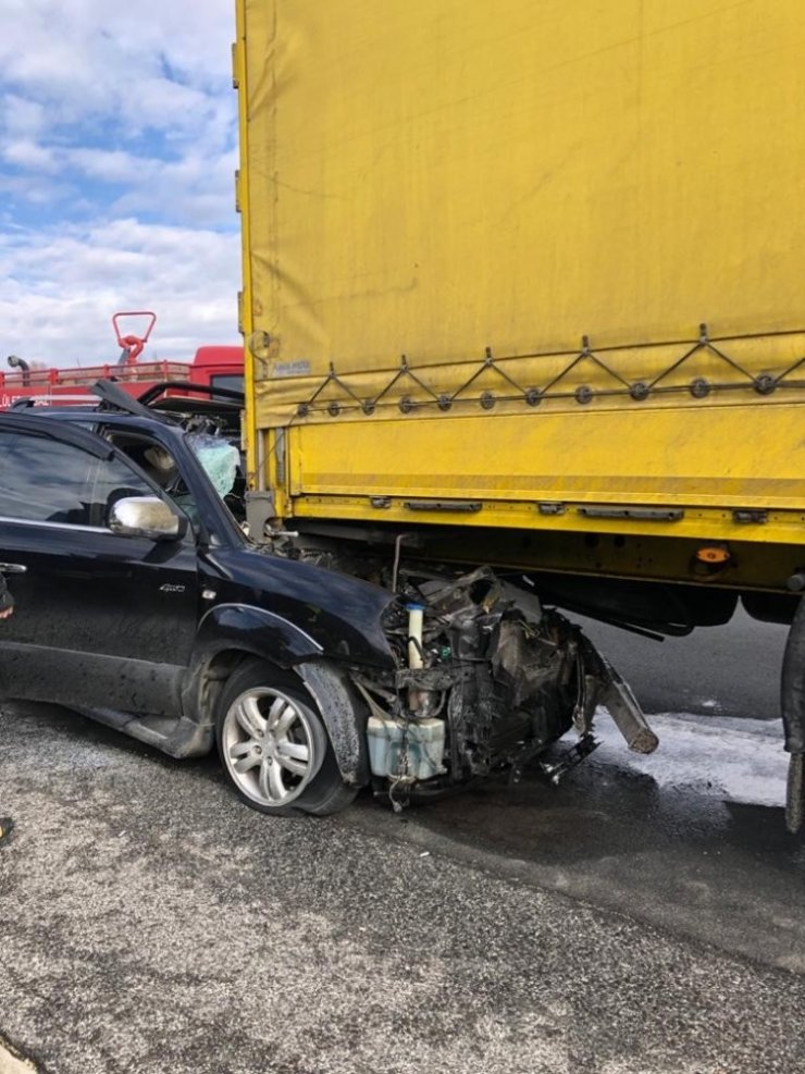 Kırklareli’de can pazarı: Tırın altından sağ çıktılar