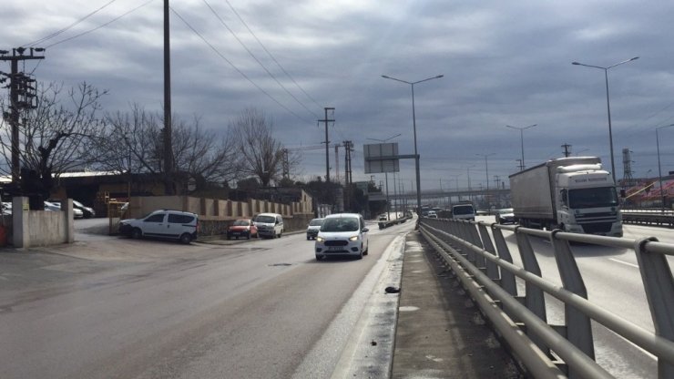 Yolun karşısına geçmek isterken canından oldu