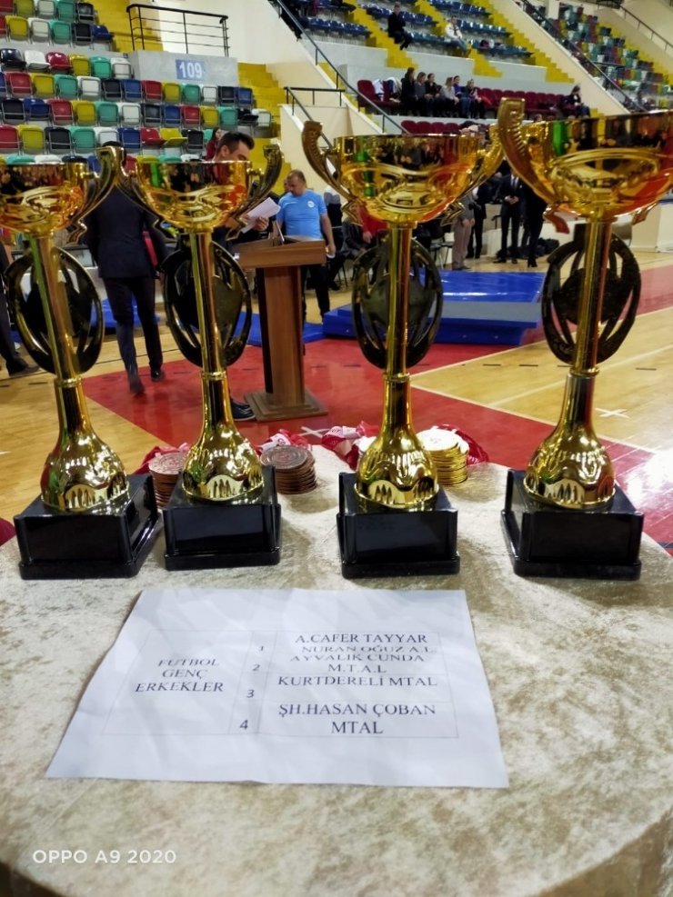 Cunda MTAL futbol takımı Ayvalık’ın gururu oldu