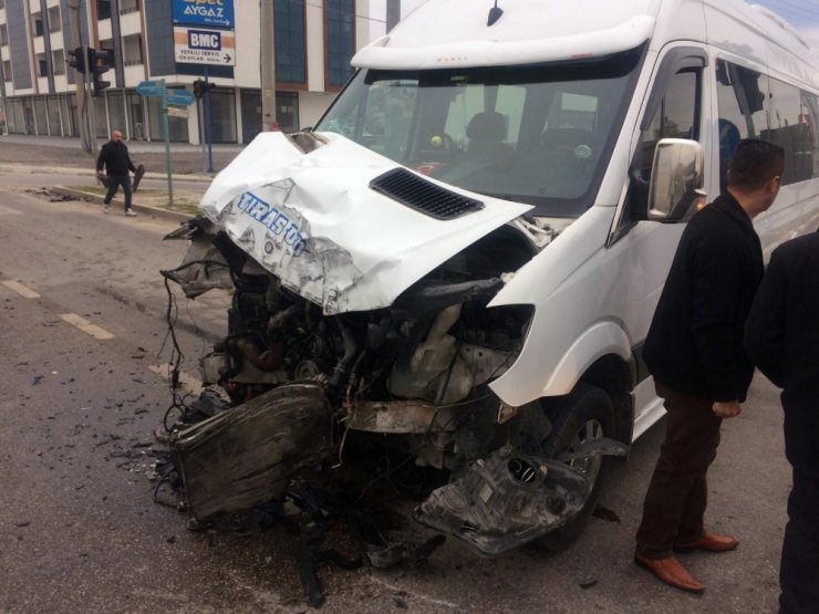 Otobüs öğrenci servisine çarptı: 5 öğrenci yaralandı