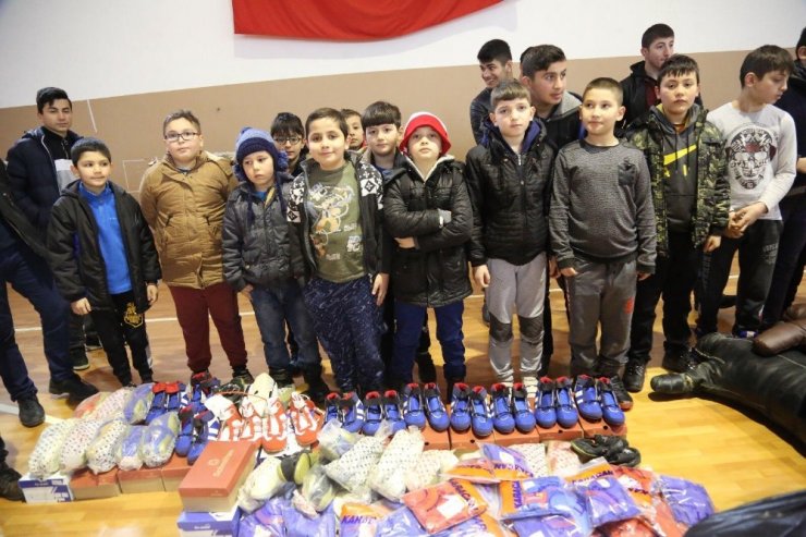 Kumrulu gençlere spor malzemesi desteği