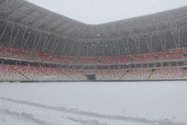 Kupa maçının oynanacağı stadyumda 30 cm kar var