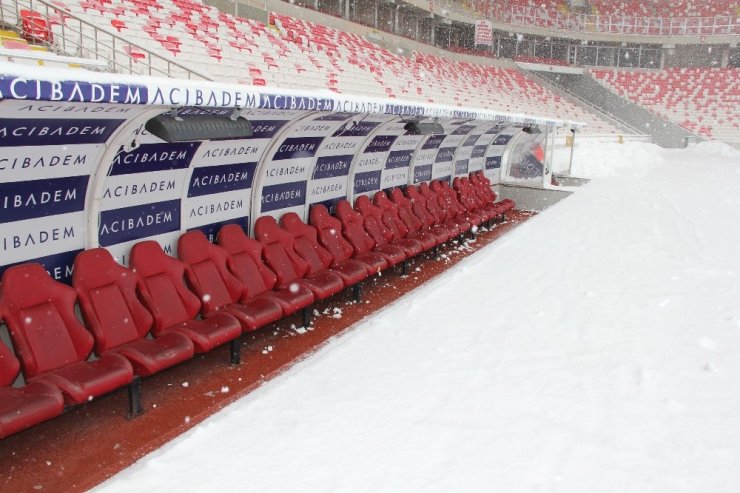 Kupa maçının oynanacağı stadyumda 30 cm kar var
