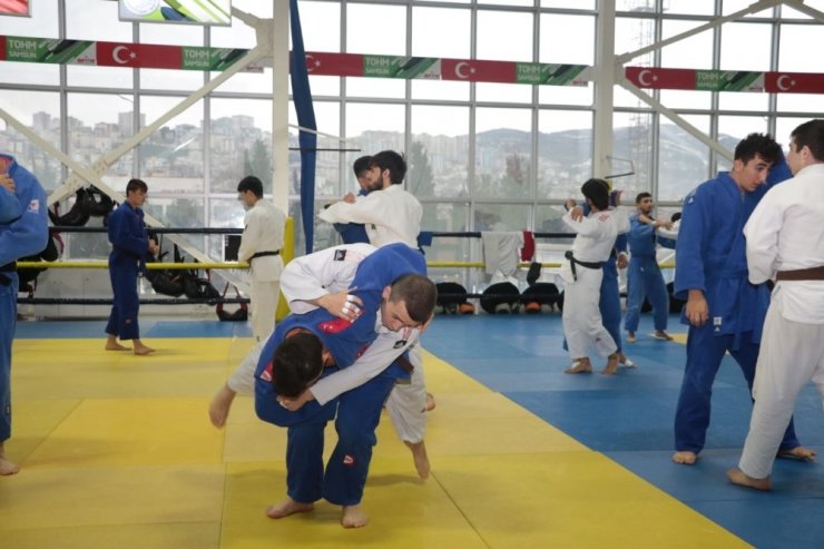Türk ve Azeri Judo Milli Takımları olimpiyatlara Samsun’da hazırlanıyor