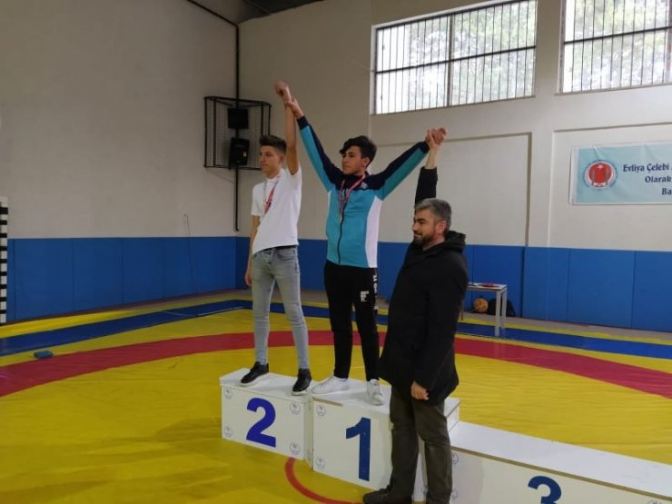 Şaphaneli öğrenciler güreşte madalyaya doymuyor