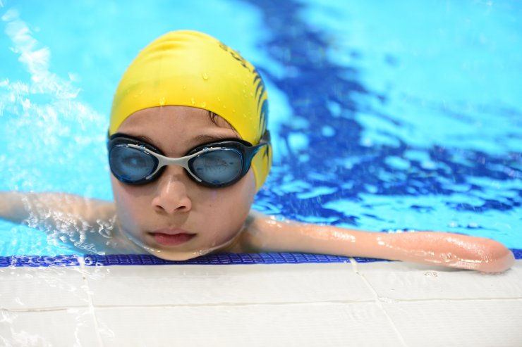 Savaştan kaçarak sığındığı Türkiye'de engelini yüzerek aşıyor