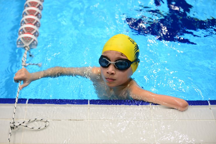 Savaştan kaçarak sığındığı Türkiye'de engelini yüzerek aşıyor