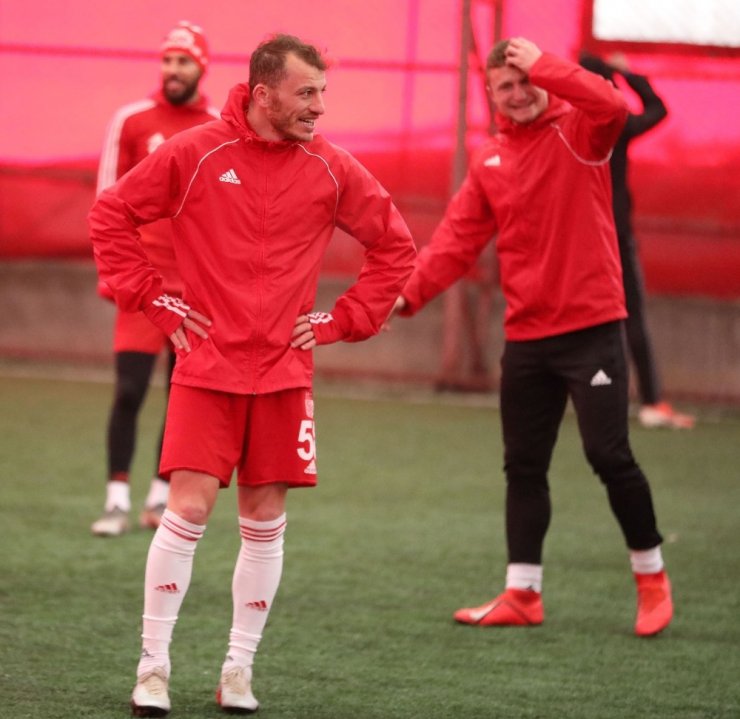 Sivasspor kapalı sahada çalıştı