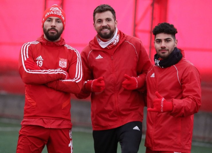 Sivasspor kapalı sahada çalıştı