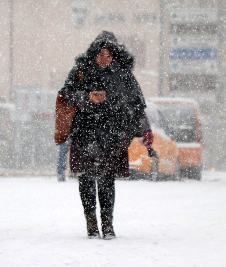 Sivas'ta yoğun kar yağışı etkili oluyor