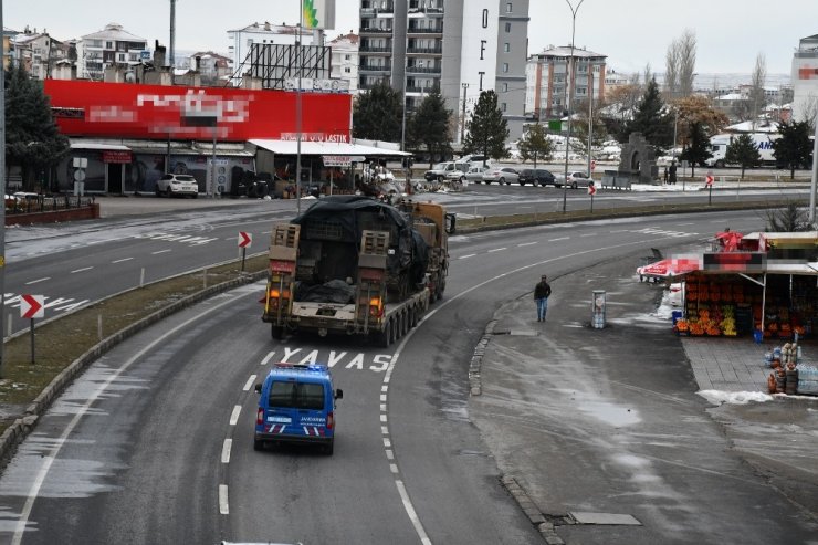 Sınıra zırhlı araç sevkiyatları sürüyor