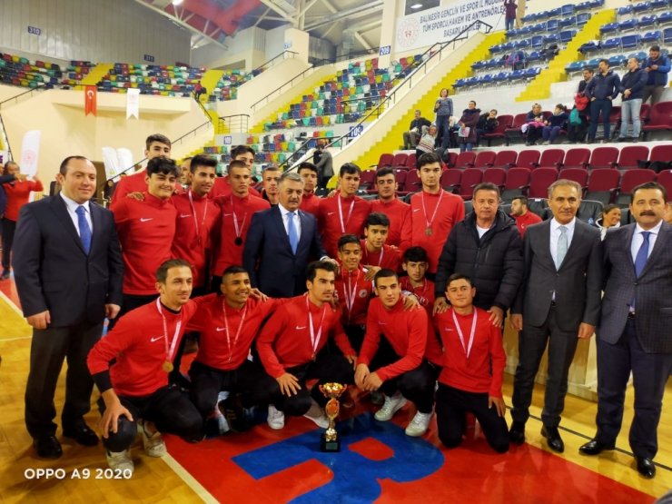 Cunda MTAL futbol takımı Ayvalık’ın gururu oldu