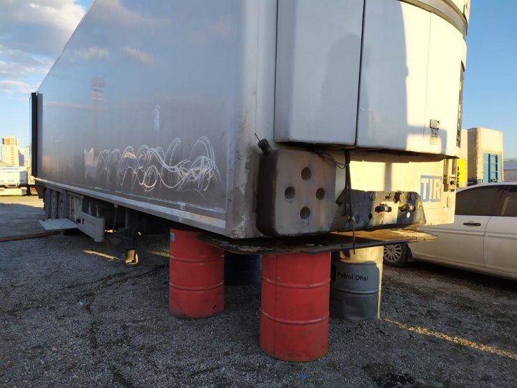 Adana'da bir tırda 28 bin 550 paket kaçak sigara ele geçirildi