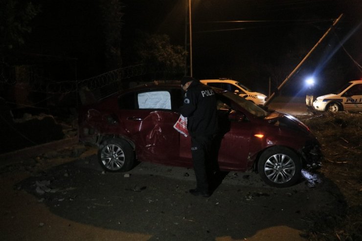 Otomobil evin duvarına çarptı: 4 yaralı
