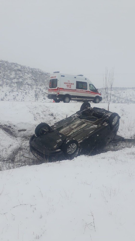 Buzlu yolda kayan araç takla attı: 6 yaralı