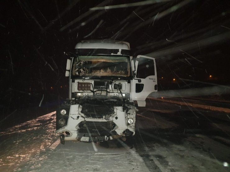 Gölbaşı ilçesinde iki tır çarpıştı: 2 kişi yaralandı
