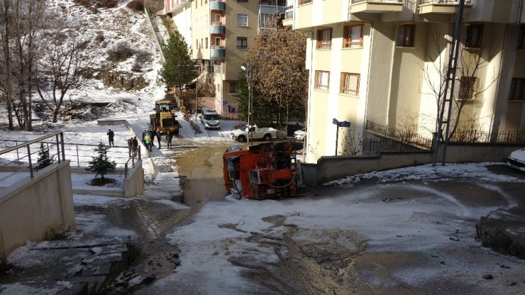 Başkent’te tuzlama aracı devrildi: 1 yaralı