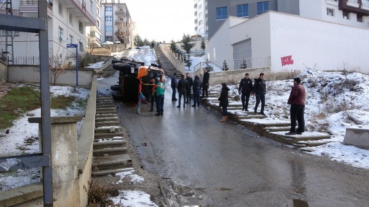 Başkent’te tuzlama aracı devrildi: 1 yaralı
