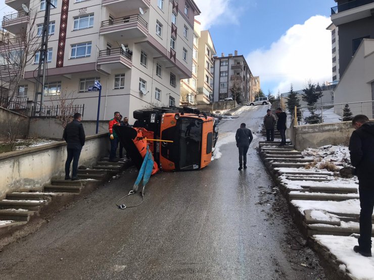 Ankara'da kar temizleme ve tuzlama kamyonu devrildi: 1 yaralı