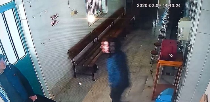 Bursa’da bir camide bulunan yardım kutusunu masayla birlikte böyle çaldılar