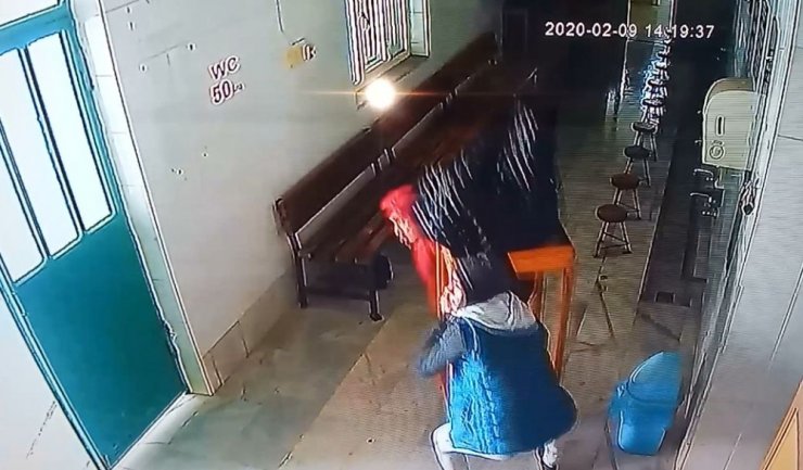 Bursa’da bir camide bulunan yardım kutusunu masayla birlikte böyle çaldılar