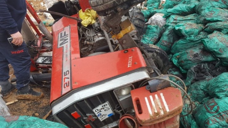 Otomobille çarpışan kömür yüklü traktör şarampole uçtu