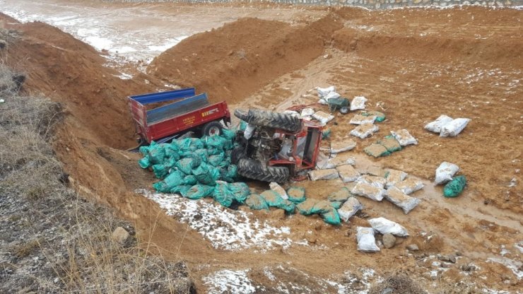 Otomobille çarpışan kömür yüklü traktör şarampole uçtu