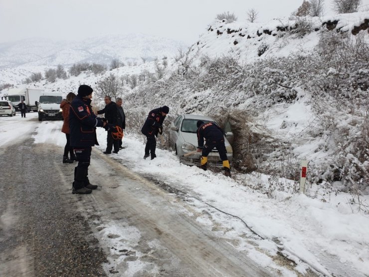Kayganlaşan yoldan şarampole sürüklenen aracı AFAD ekipleri kurtardı