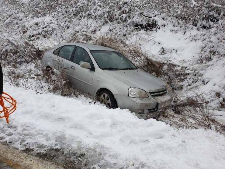 Kayganlaşan yoldan şarampole sürüklenen aracı AFAD ekipleri kurtardı