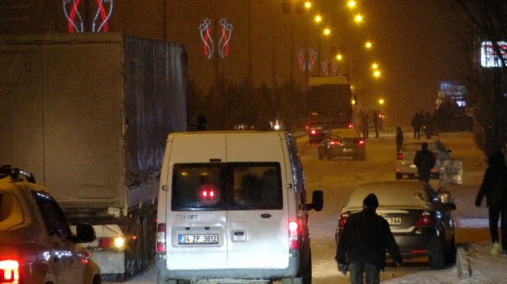 Silvan’da 78 köy ulaşıma kapandı, araçlar yolda mahsur kaldı