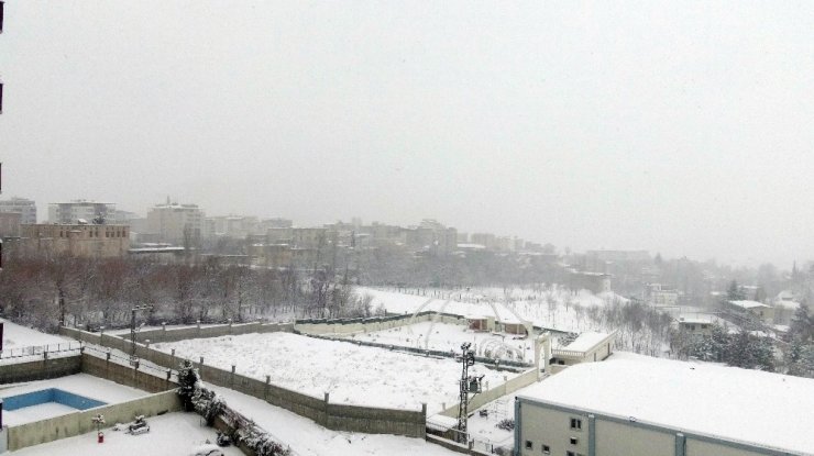 Silvan’da 78 köy ulaşıma kapandı, araçlar yolda mahsur kaldı