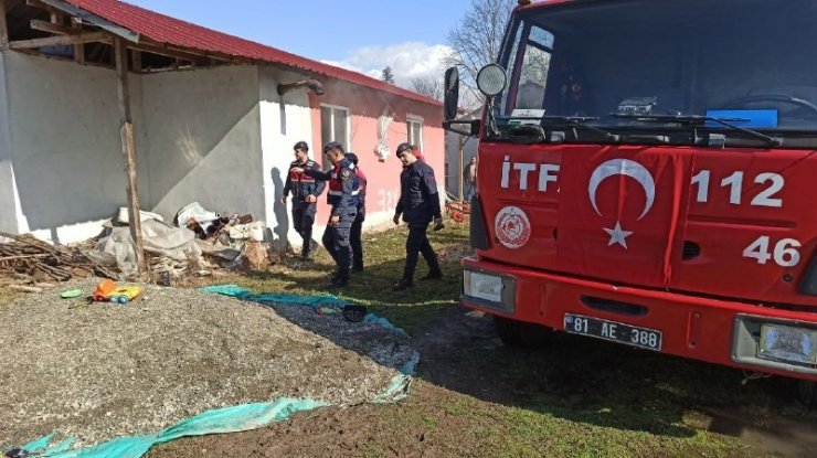 Evi ateşe verdi, itfaiye girmesin diye kapının arkasına eşya koydu