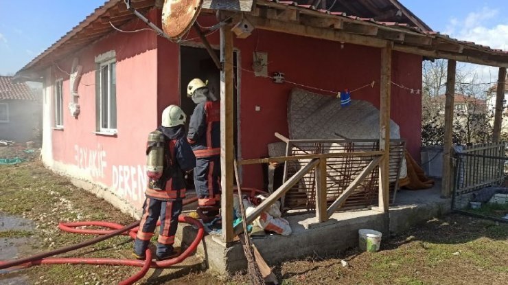Evi ateşe verdi, itfaiye girmesin diye kapının arkasına eşya koydu