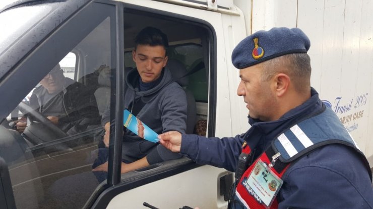 Amasya’da jandarmadan sürücülere ’emniyet kemeri ve cep telefonu’ denetimi