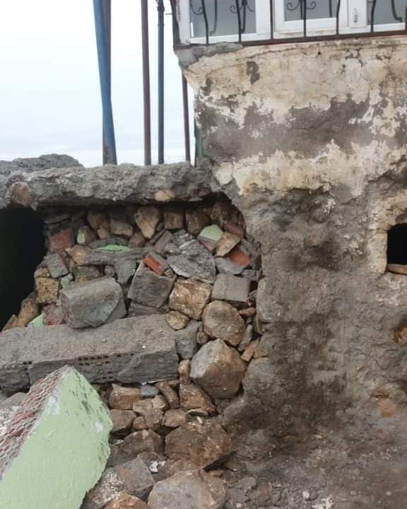 Deprem sonrası çatlaklıkların oluştuğu ev yıkıldı