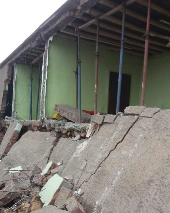 Deprem sonrası çatlaklıkların oluştuğu ev yıkıldı