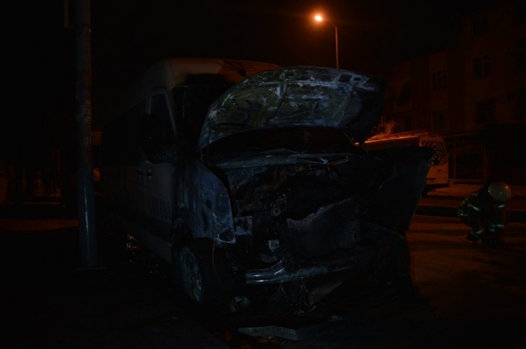 Esenler’de park halindeki bir minibüs alev alev yanarak kül oldu