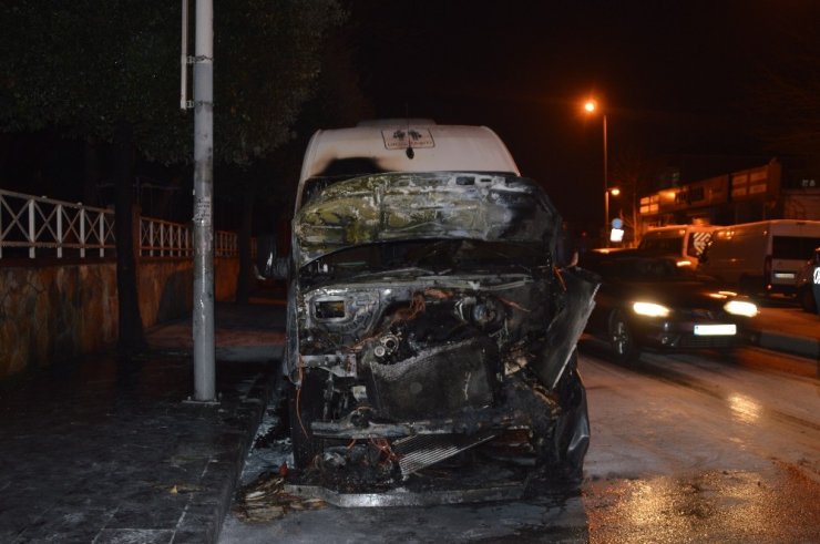 Esenler’de park halindeki bir minibüs alev alev yanarak kül oldu