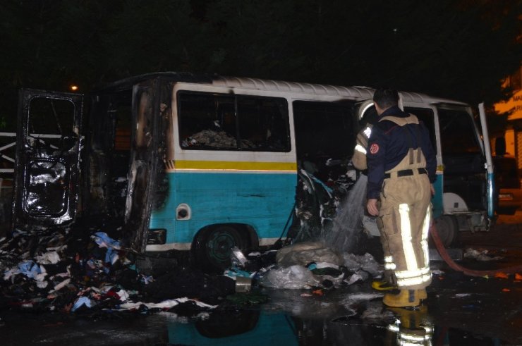 Esenler’de içi tekstil malzemesi dolu minibüs alev alev yandı