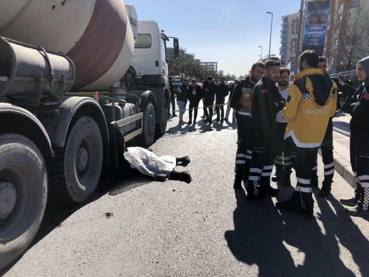 Esenyurt’ta bir kişi beton mikserinin altında kaldı