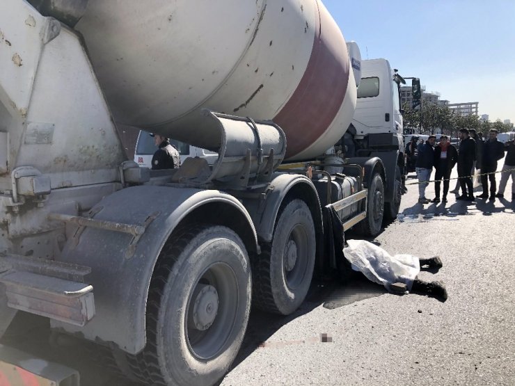 Esenyurt’ta bir kişi beton mikserinin altında kaldı