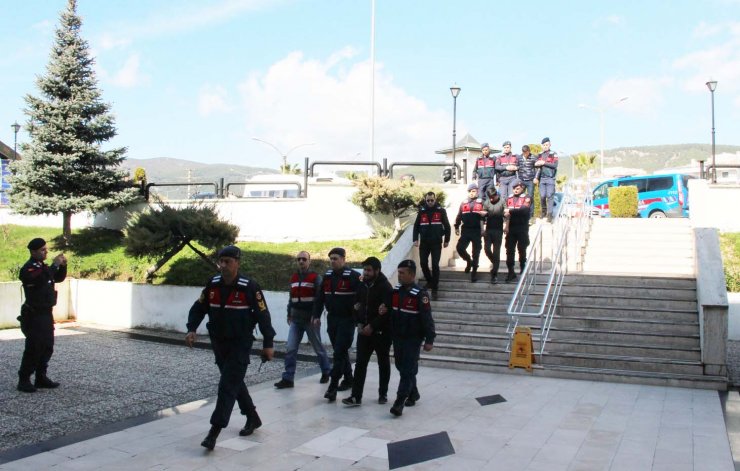 Ev sahibini sandalyeye bağlayarak parasını gasbeden 3 zanlı tutuklandı