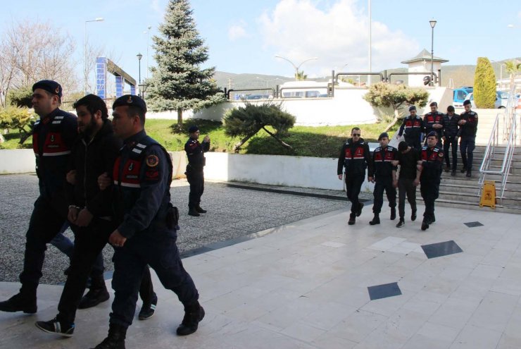 Ev sahibini sandalyeye bağlayarak parasını gasbeden 3 zanlı tutuklandı