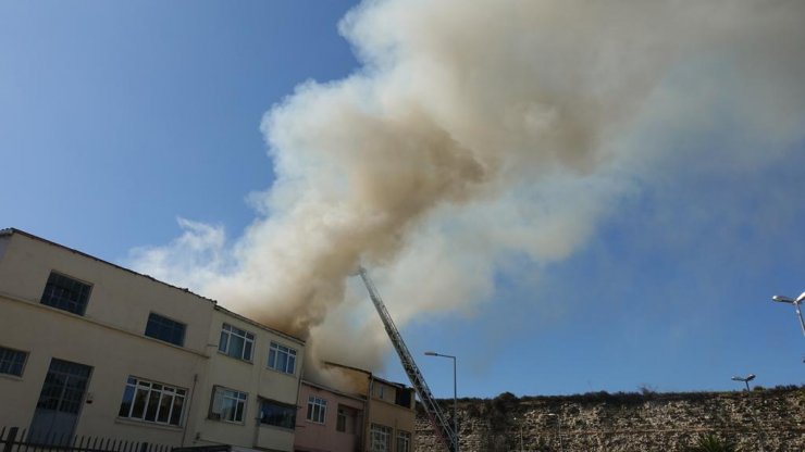 GÜNCELLEME - Fatih'te evde çıkan yangın söndürüldü